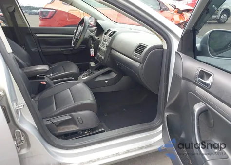 2010 Volkswagen Jetta Limited Edition z USA, uszkodzony, nr VIN 3VWRX7AJ6AM131125